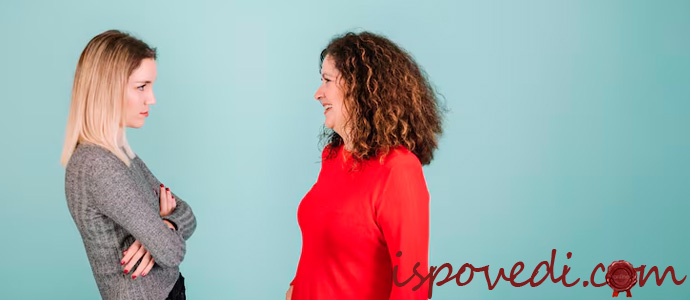 мать и дочь разговаривают