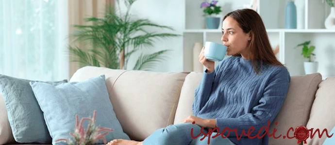 девушка пьет чай на диване