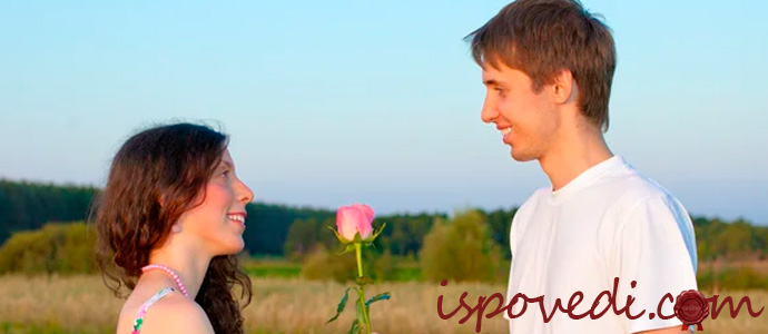 парень дарит девушке одну розу