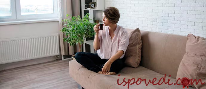 девушка дома пьет чай