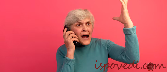 сердитая женщина говорит по телефону