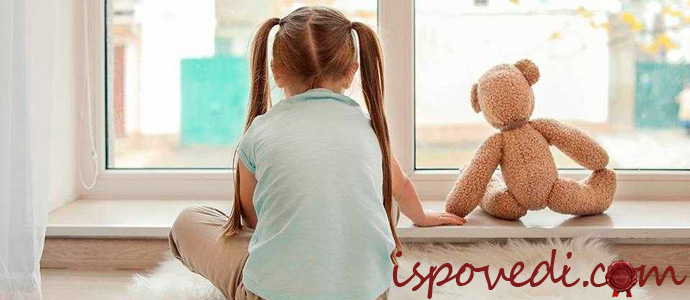 одинокий ребенок с плюшевой игрушкой