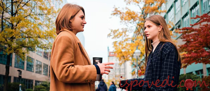 женщины разговаривают на улице