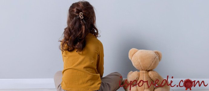 девочка с плюшевым медвежонком