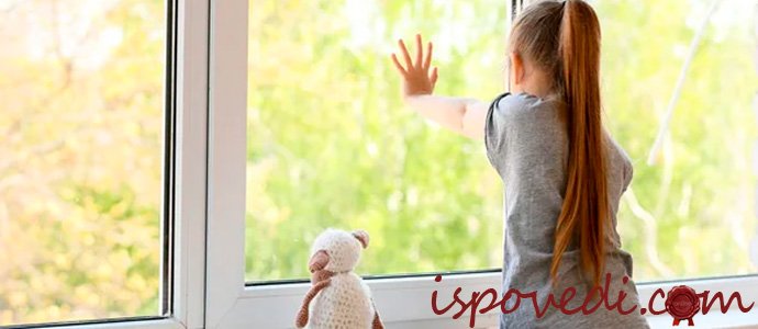 девочка с игрушкой у окна