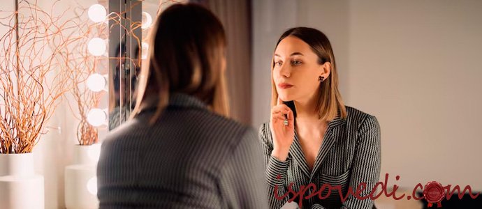 девушка смотрит в зеркало