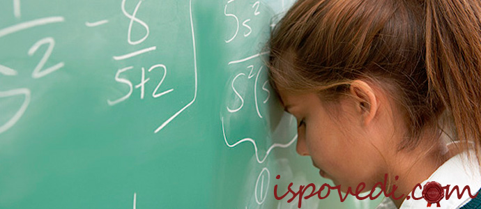 девочка на уроке математики