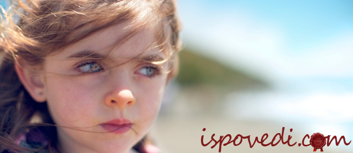 напуганная девочка