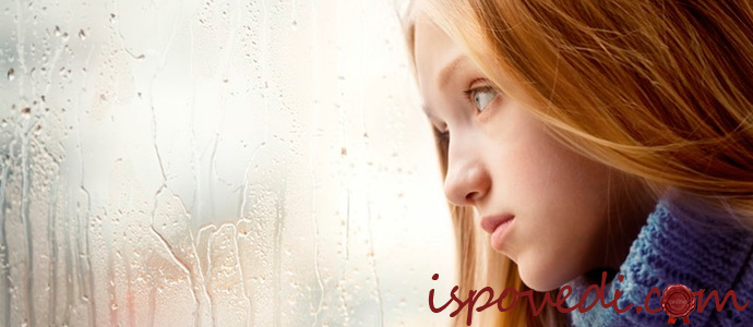 девушка грустит у окна