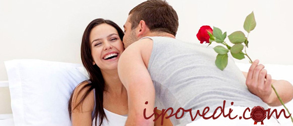 мужчина дарит розу