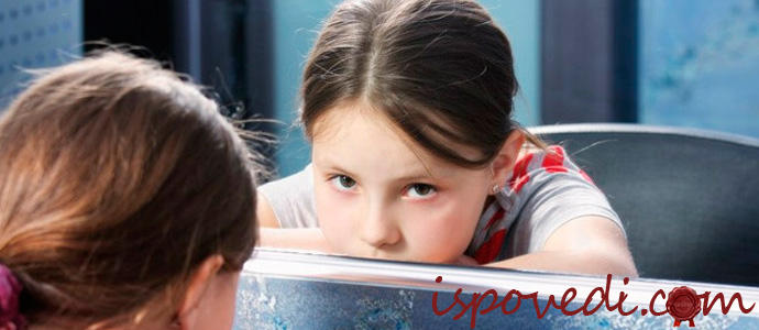 девочка перед зеркалом