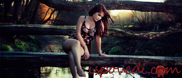 Девушка грустит