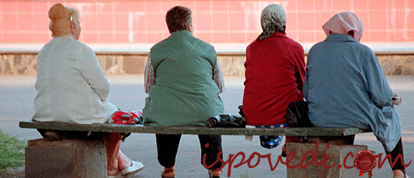 На лавочке у подъезда