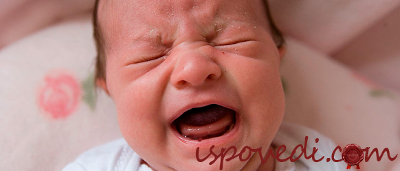 Новорожденный ребенок плачет