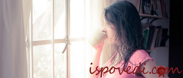 девушка у окна