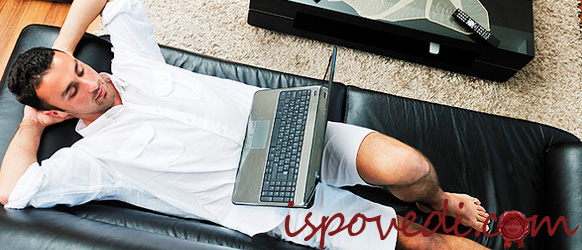 парень с ноутбуком