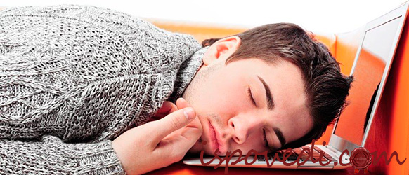 Уставший на работе программист