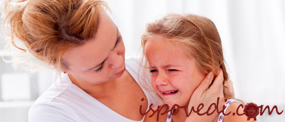 мама успокаивает дочку