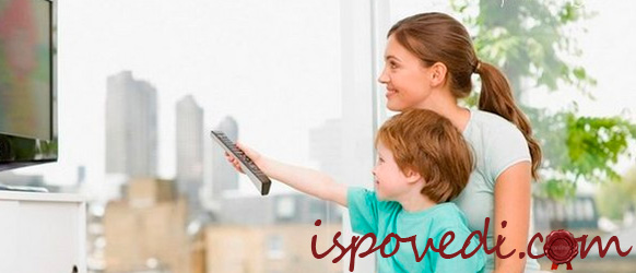 ребенок и мама смотрят мультфильмы