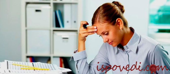 девушка занимается уроками