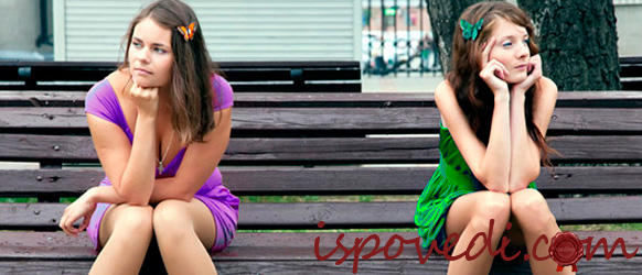 девушки на лавочке