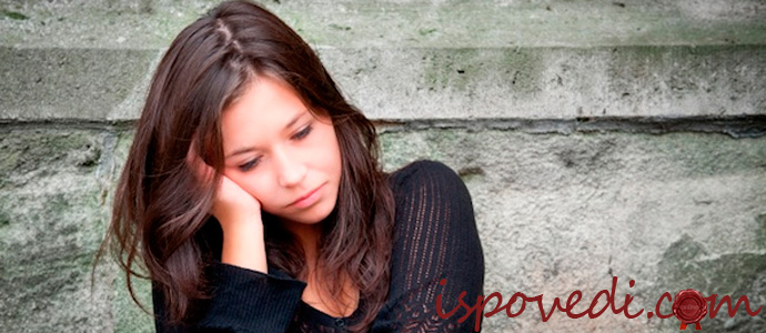 девушка недовольна своей внешностью